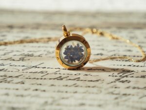 Bijoux artisanaux à Paris : savoir-faire, symbolique et modernité