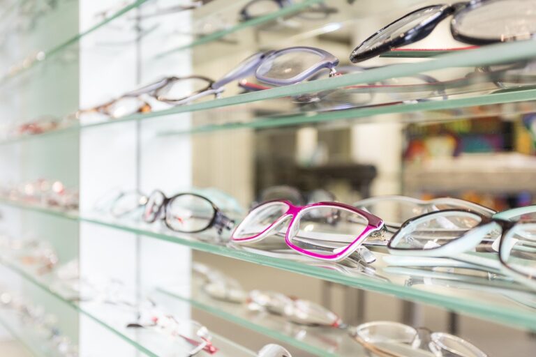 Comment choisir ses lunettes pour sublimer son visage et son style ? Les astuces mode de Visionet