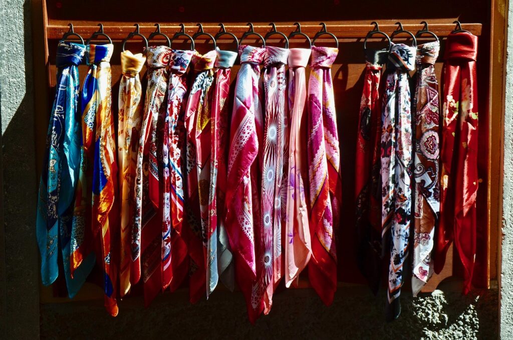 Foulard : l’accessoire idéal pour compléter et embellir une tenue