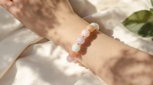 Bracelet en pierre naturelle : élégance, bien-être et énergie féminine