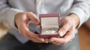 Offrir un bijou personnalisé à un homme : guide, astuces et meilleures options